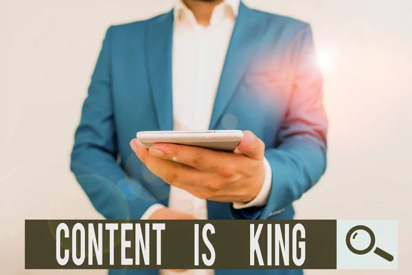 コンテンツが王であることを示すメモを書く。コンテンツがウェブサイトの成功の中心であることを示すビジネス写真タッチスクリーンを備えた携帯電話を持つ男とのビジネスコンセプト. — ストック写真