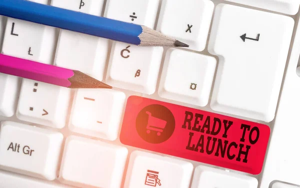 Nota de escritura que muestra Listo para lanzar. Foto de negocios mostrando un evento para celebrar o introducir algo nuevo en el mercado Teclado de PC blanco con papel de nota sobre el fondo blanco . — Foto de Stock