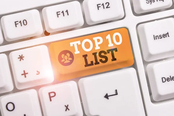 Konzeptionelle Handschrift mit Top-10-Liste. Business-Fototext die zehn wichtigsten oder erfolgreichsten Elemente in einer bestimmten Liste weiße PC-Tastatur mit Notizpapier über weißem Hintergrund. — Stockfoto