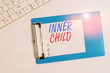 Kelime yazma İçsel Çocuk. Bir gösterinin genellikle gizli parçası olan çocuksu iş konsepti, bilgisayar klavyeli ve uzay nota kağıdının kopyalandığı masanın üzerinde duran göstericiliktir.