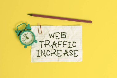 Web Trafiğinin Arttığını gösteren kavramsal el yazısı. İş fotoğrafında Ziyaretçileri Bir Web sitesine Genişletirken Metal Alarm Saatinin Bir dizi Ezilmiş Kalem Kağıt Renkli Arkaplan.