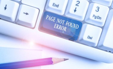 Sayfa Bulunamadı Hatasını gösteren kavramsal el yazısı. Web sitesi aranmadığında iş fotoğrafı görüntüleme iletisi beyaz arkaplan üzerinde nota kağıdıyla birlikte beyaz pc klavye görüntülenir.