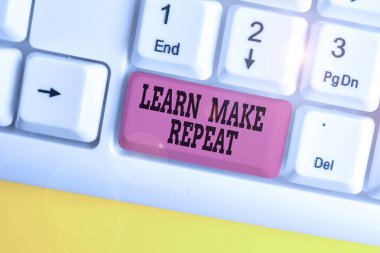 El yazısı metni yazarak Tekrar Öğren. Kavram demek, bunu yaptığınızda hızlı öğrenen hataları düzeltir beyaz arkaplan anahtar alanının üzerinde boş not kağıdı olan beyaz pc klavye.