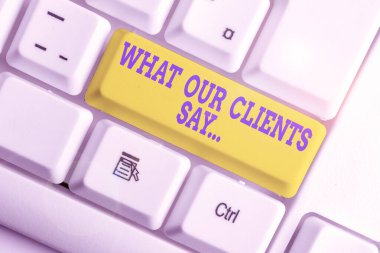 Müşterilerimizin ne dediğini gösteren bir mesaj. Beyaz arkaplan anahtar alanının üzerinde boş not kağıdı bulunan anket veya yazılı kağıt pc klavye kullanarak müşteri geri bildiriminizin kavramsal fotoğrafı.