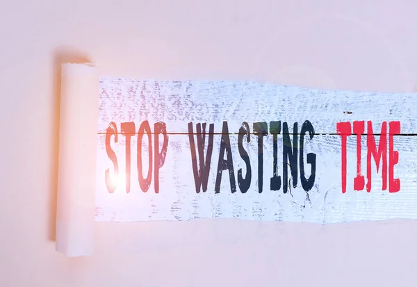 Escrevendo uma nota mostrando Stop Wasting Time. Foto de negócios mostrando a programação de gestão de organização permite fazê-lo Iniciar agora Cartão que é rasgado colocado acima de uma mesa clássica de madeira . — Fotografia de Stock
