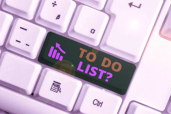 Escrevendo nota mostrando To Do List Question. Foto de negócios mostrando Série de tarefas a serem feitas organizado em ordem de prioridade Teclado pc branco com papel de nota acima do fundo branco . — Fotografia de Stock