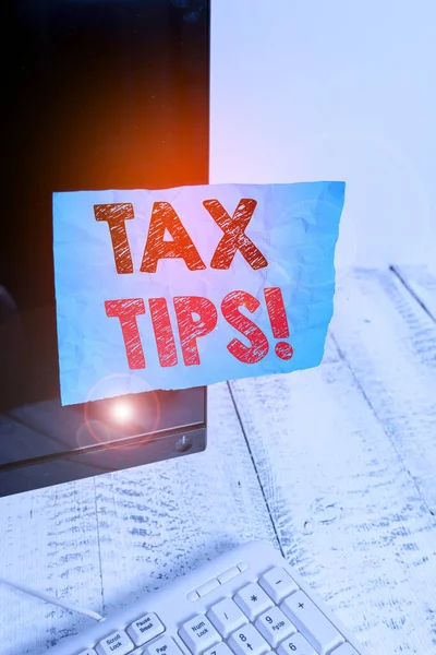 Rukopisný text Tax Tips. Pojetí znamená povinný příspěvek na státní příjmy vybírané vládou Notační papír přilepený na obrazovce černého monitoru počítače poblíž bílé klávesnice. — Stock fotografie