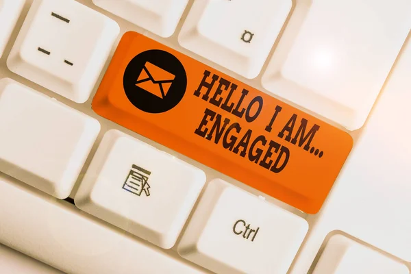 Texto de escritura de palabras Hello I Am Engaged. Concepto de negocio para Él dio el anillo Vamos a casarnos boda blanco pc teclado con papel de nota vacía por encima del espacio de copia de tecla de fondo blanco . — Foto de Stock