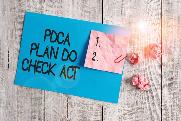 Word writing text Pdca Plan Do Check Act. Επιχειρηματική ιδέα για Deming Wheel βελτιωμένη διαδικασία στην επίλυση προβλημάτων ρυτίδων χαρτί και χαρτόνι συν σταθερό τοποθετείται πάνω από το ξύλινο υπόβαθρο. — Φωτογραφία Αρχείου