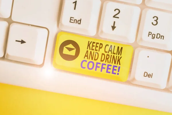 书写文字，保持冷静，喝咖啡。商务理念鼓励展示享受咖啡因饮料，并在白色背景键复印纸上方的空白便笺键盘上放松一下 — 图库照片
