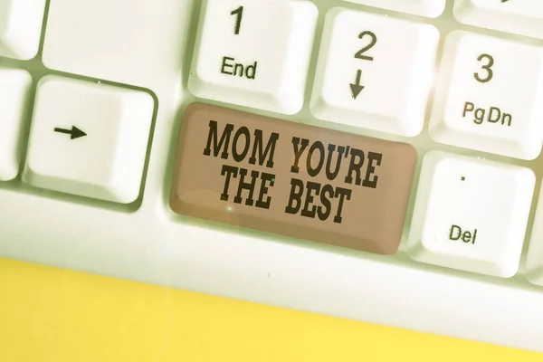 엄마한테 문자쓰는게 최고 야. 개념은 어머니의 애정에 대한 감사를 의미하는 화이트 PC 키보드 백그라운드 키 복사 공간 위에 빈 노트 종이가 있는 화이트 PC 키보드. — 스톡 사진