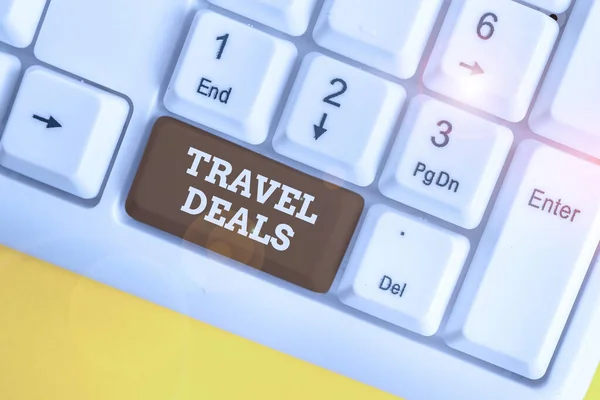 Sinal de texto mostrando Ofertas de Viagem. Férias foto conceitual organizado por uma empresa de viagens e pagar preço fixo Teclado pc branco com papel de nota vazia acima espaço de cópia de chave de fundo branco . — Fotografia de Stock