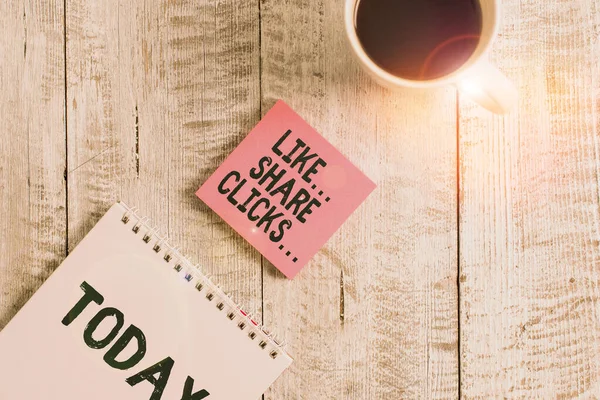 Woord schrijven tekst als Share Clicks. Business concept voor Content Marketing te verhogen Engagement Social Media Stationary geplaatst naast een kopje zwarte koffie boven de houten tafel. — Stockfoto