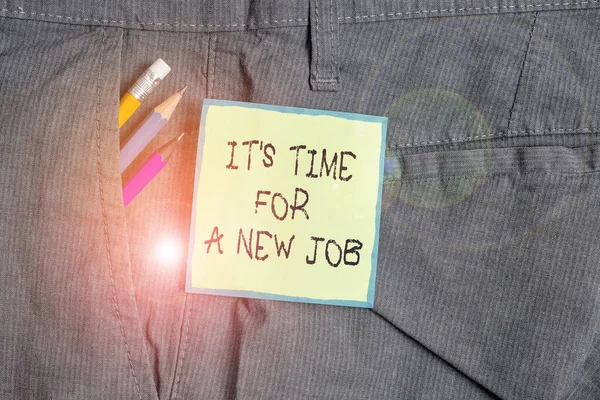 新しいジョブのS時間を示すテキスト記号。概念写真他の仕事を求めるキャリアの変化募集人の仕事のズボンのポケットの中の筆記具と緑のノートの紙. — ストック写真