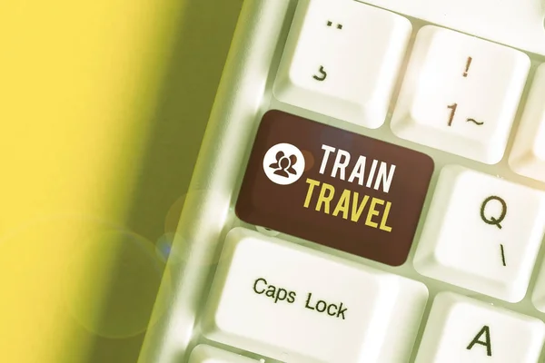 Train Travel 'ı gösteren mesaj işareti. Beyaz arkaplan anahtar boşluğunun üzerinde boş not kağıdı bulunan beyaz pc klavye kullanarak uzun mesafeli bir yolculuk yapmak için kavramsal fotoğraf. — Stok fotoğraf