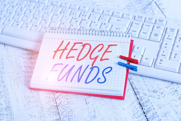 Escritura a mano de texto Hedge Funds. Concepto que significa básicamente un nombre elegante para una sociedad de inversión alternativa notebook papel recordatorio pinza de ropa hoja blanca teclado luz madera . —  Fotos de Stock