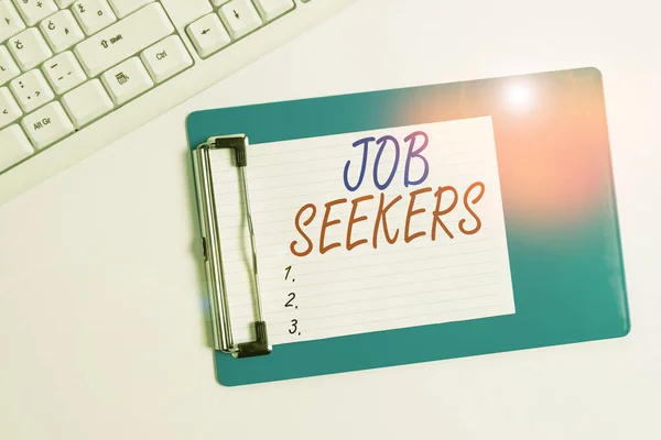 単語の書き込みテキストのジョブ検索。積極的に雇用を探している失業者を実証するためのビジネスコンセプトPCキーボードとコピースペースノート紙と上記のフラットレイアウト. — ストック写真