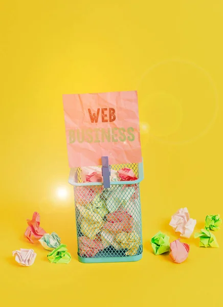 Écriture manuscrite de texte Web Business. Concept signifiant vente de services ou de produits en ligne Faire des affaires en ligne Poubelle chiffon de papier froissé vide rappel fournitures de bureau jaune . — Photo