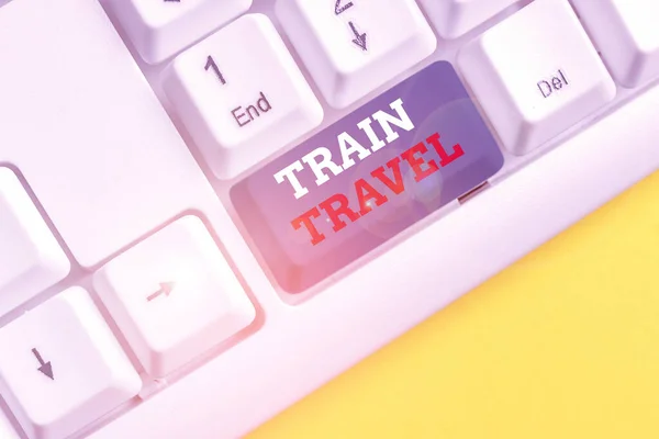 単語ライティングテキスト列車旅行。鉄道輸送を使用して長距離旅行を行うためのビジネスコンセプト白い背景キーコピースペースの上に空のノート紙と白いPCキーボード. — ストック写真