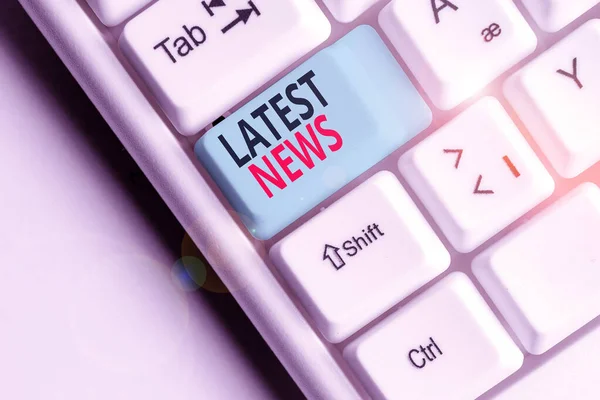 Schrijfbriefje met laatste nieuws. Zakelijke foto presentatie van informatie die wordt ontvangen en uitgezonden over een evenement Witte pc toetsenbord met nota papier boven de witte achtergrond. — Stockfoto