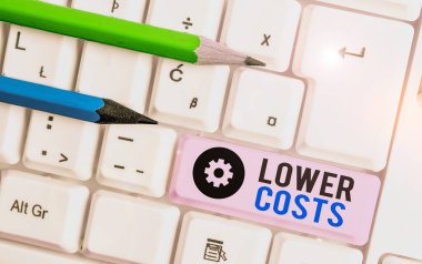 Düşük Maliyetleri gösteren bir not. İş fotoğraflarının gösterilmesi ürünün analizini artırmak için düşük fiyat biçti.