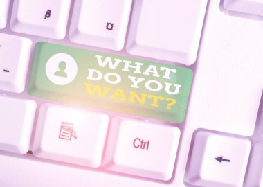 Ne İstersiniz Soru gösteren kavramsal el yazısı. İş fotoğrafı metin demek veya beyaz arka plan üzerinde not kağıdı ile beyaz pc klavye bir şey hakkında gösteren sormak için yazmak.