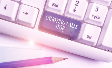 Sinir bozucu aramaları gösteren kavramsal el yazısı. İş fotoğrafı gösterimi Çöp postalarını önleme telefonları Kara Liste numaraları Kızgın arayan Beyaz PC klavyesi beyaz arkaplan üzerinde not kağıdı.