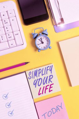 Hayatını Basitleştir 'i gösteren bir not yazıyorum. İş fotoğrafı gösterimi Günlük işinizi yönetin Kağıt ataçları saat ve klavye ile beyaz kağıt kopyalama alanı ile kolay yolu seçin.