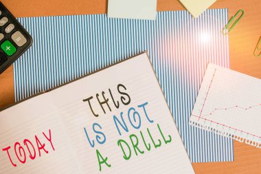 Bu bir tatbikat değildir el yazısı metni. Konsept demek uygulama eylemleri demek. Sahte uzmanlar yapmak. Çizgili karton not defteri, karton ofis çalışma kağıtları..