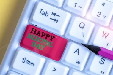 Mutlu Anma Günleri 'ni yazan el yazısı. Beyaz arkaplan anahtar boşluğunun üzerinde boş not kağıdıyla askerlik görevinde ölenleri hatırlamak anlamında kavram.