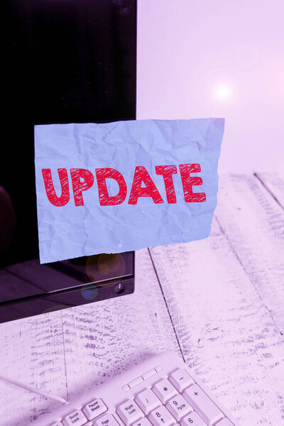 Обновление рукописного текста. Понятие смысл путем добавления новой информации или внесения исправлений Современная бумага нотации приклеена к черному экрану монитора компьютера рядом с белой клавиатурой
.