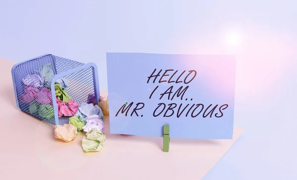 Escribiendo nota que muestra Hello I Am Mrobvious. Exhibición de fotos de negocios que se presenta como pouplar o papelera de demostración famosa arrugado papel tendedero recordatorio suministros de oficina . — Foto de Stock
