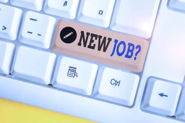 Signo de texto que muestra una nueva pregunta de trabajo. Foto conceptual preguntando si una demostración tiene trabajo regular para ganar dinero Teclado de PC blanco con papel de nota vacío sobre el espacio de copia de la tecla de fondo blanco . —  Fotos de Stock