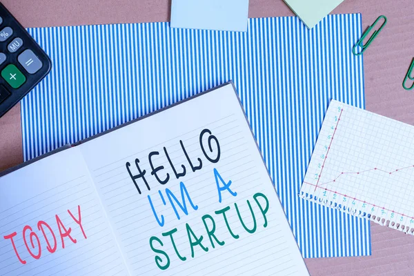 Escribir texto a mano Hello I M A Startup. Concepto que significa Empresario que comienza el negocio Presentando el nuevo proyecto Cuaderno de cartón rayado oficina estudio suministros carta papel . — Foto de Stock