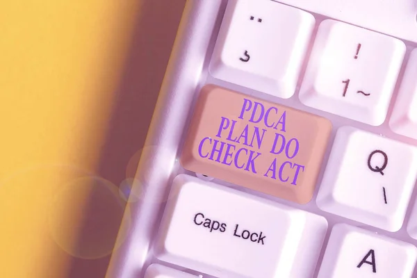 Nota de escritura que muestra el Plan Pdca Do Check Act. Foto de negocios mostrando Deming Wheel mejorado Proceso en la resolución de problemas Teclado de PC blanco con papel de nota sobre el fondo blanco . — Foto de Stock