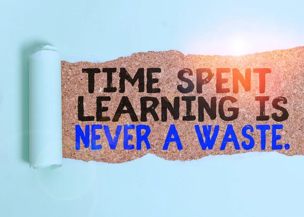 Escribir una nota que muestre que el tiempo dedicado al aprendizaje nunca es un desperdicio. Foto de negocios mostrando la educación no tiene fin Seguir aprendiendo Cartón que se desgarra colocado sobre una mesa clásica de madera . — Foto de Stock