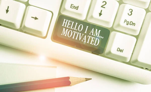 Scrittura concettuale a mano che mostra Hello I Am Motivated. Foto aziendale che mostra haivng suono interno per fare di più nel lavoro o nella vita Tastiera bianca del pc con carta nota sopra lo sfondo bianco . — Foto Stock