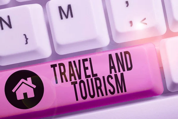 Escritura a mano conceptual que muestra Viajes y Turismo. Texto de la foto de negocios Movimiento temporal de personas a destinos o lugares . — Foto de Stock