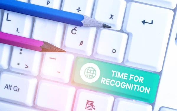 Escribiendo una nota que muestra Tiempo para el Reconocimiento. Foto de negocios mostrando el Intervalo de Reconocimiento entre Estimulo y Naturaleza Teclado de PC blanco con papel de nota sobre el fondo blanco . — Foto de Stock