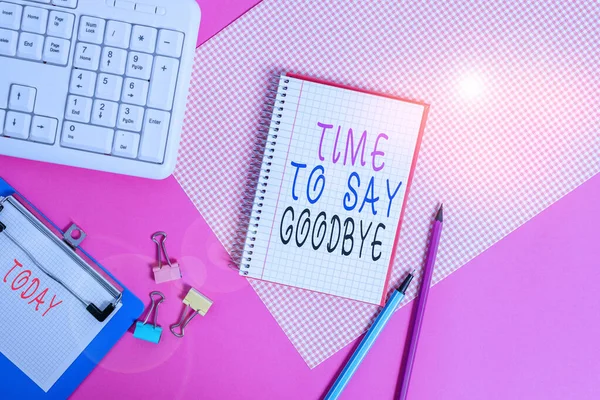 Escritura a mano conceptual que muestra Tiempo para decir adiós. Muestra de fotos de negocios Despedida Adiós Hasta que nos volvamos a ver Equipo de escritura y cosas de computadora colocadas en una mesa normal . —  Fotos de Stock