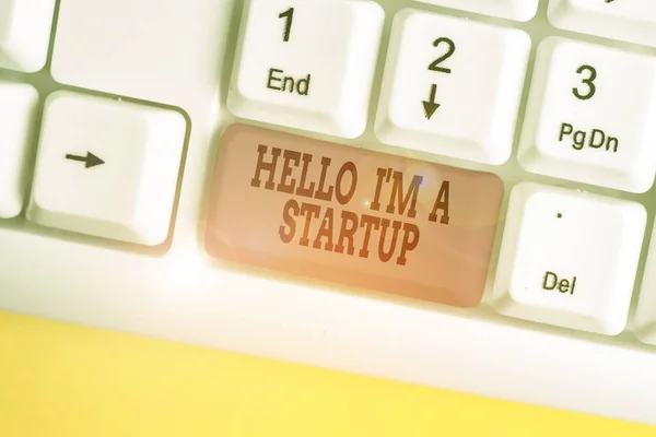 Escribir texto a mano Hello I M A Startup. Concepto que significa Emprendedor que comienza el negocio Presentando el nuevo proyecto Teclado blanco de la PC con el papel de nota vacío sobre el espacio de copia de la llave del fondo blanco . — Foto de Stock