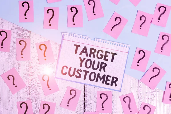 Schrijfbriefje met Target Your Customer. Zakelijke foto showcasing Tailor Marketing Pitch Definitie Potentiële Consumenten Krampachtig en afbrokkelend papier met dik karton boven houten tafel. — Stockfoto
