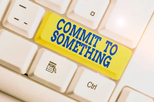 Segno di testo che mostra Commit To Something. Foto concettuale Per vivere una vita di scopo con orgoglio Onora una promessa Tastiera bianca del pc con carta nota vuota sopra lo spazio di copia del tasto di sfondo bianco . — Foto Stock