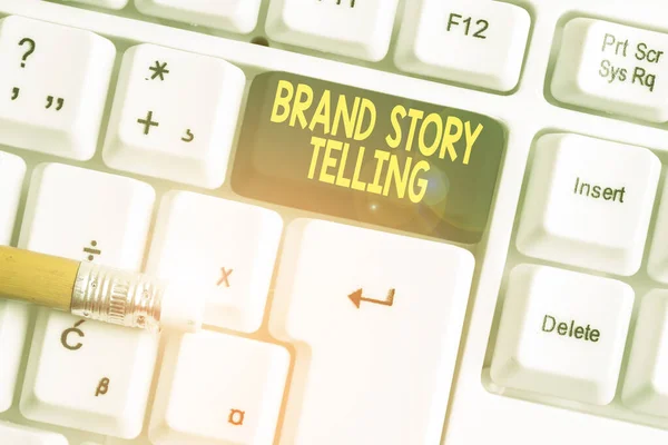 Tekst schrijven Brand Story Telling. Zakelijk concept voor Breathing Life into a Brand an Engaging Content Wit pc-toetsenbord met leeg briefpapier boven witte achtergrond zeer belangrijke kopieerruimte. — Stockfoto