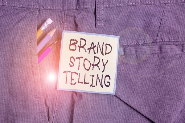 Tekstbord met Brand Story Telling. Conceptuele foto Breathing Life into a Brand an Engaging Content Schrijfapparatuur en groenbriefpapier in de zak van een werkbroek van een man. — Stockfoto