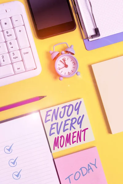 Writing note showing Enjoy Every Moment. Business photo showcasing being pleased with your life Have fun Precious time White paper with copy space with paper clips clock and pc keyboard. — Stock Photo, Image