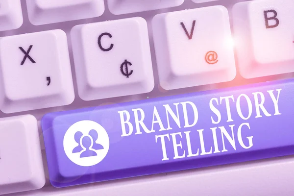 Tekst schrijven Brand Story Telling. Zakelijk concept voor Breathing Life into a Brand an Engaging Content Wit pc-toetsenbord met leeg briefpapier boven witte achtergrond zeer belangrijke kopieerruimte. — Stockfoto