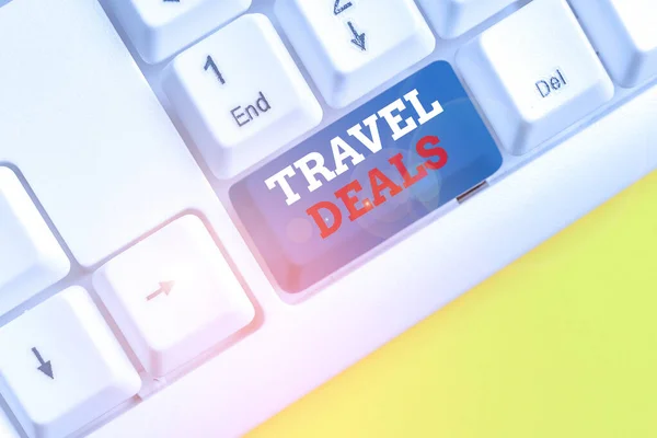 Texto de escritura de palabras Ofertas de viajes. Concepto de negocio para vacaciones organizado por una empresa de viajes y pagar un precio fijo Teclado de PC blanco con papel de nota vacío sobre el espacio de copia de clave de fondo blanco . —  Fotos de Stock