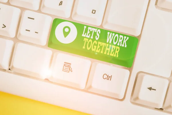 Escribiendo nota mostrando Let S Work Together. Exhibición de fotos de negocios Unir y unir fuerzas para lograr un objetivo común Teclado de PC blanco con papel de nota sobre el fondo blanco . — Foto de Stock