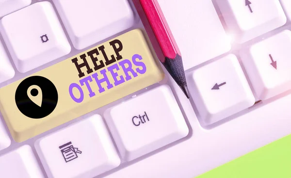 Schrijfbriefje met Help Anderen. Zakelijke foto presentatie van de actie van het helpen van iemand om iets te doen of hulp. — Stockfoto